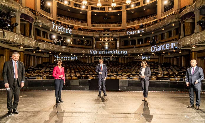 Bilder des Jahres 2021, News 01 Januar News Themen der Woche KW01 Traditionelles Dreikönigstreffen 2021 der FDP in Stuttgart. Aufgrund der Corona-Pandemie wurde die digitale Kundgebung live aus dem Opernhaus ohne Besucher übertragen. Von links: Dr. Hans-Ulrich RÜLKE (MdL, Vorsitzender der FDP DVP-Landtagsfraktion Ba-Wü.) - Judith SKUDELNY (MdB, Generalsekretärin der FDP Baden-Württemberg) - Christian LINDNER (MdB, FDP-Bundesvorsitzender) - Daniela SCHMITT (Spitzenkandidatin der FDP Rheinland-Pfalz) - Michael THEURER (MdB, FDP-Landesvorsitzender Baden-Württemberg). Deutschland, Baden-Württemberg, Stuttgart, 06.01.2021. *** Traditional Epiphany 2021 of the FDP in Stuttgart Due to the Corona Pandemic, the digital rally was broadcast live from the Opera House without visitors From left Dr Hans