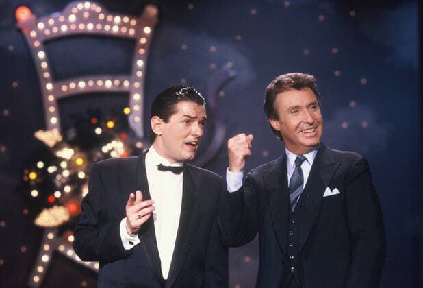 Der Saenger Falco (bürgerlich Johann Hoelzel ) mit Peter Alexander bei einem TV Auftritt in der Show wir gratulieren am 06.10.1985 *** The singer Falco, born Johann Hoelzel, with Peter Alexander at a TV appearance in the show we congratulate you on 06 10 1985.