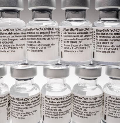 Viele Cominarty (BioNTech Pfizer) Impfstoffflaschen (Variante 1). Copyright: xBEAUTIFULxSPORTS KJPetersx