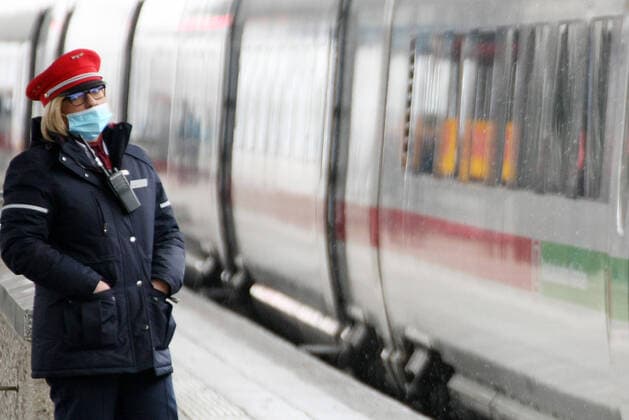 Stationmaster , Safety Mask , Deutsch Bahn , DB , Railway , Trains , Passengers , snow , Nurnberg Hauptbahnof , during the Hard Lockdown of the Covid 19 Coronavirus Pandemie in Nuremberg Nurnberg , Bayern , Deutschland . January 06 , 2021.