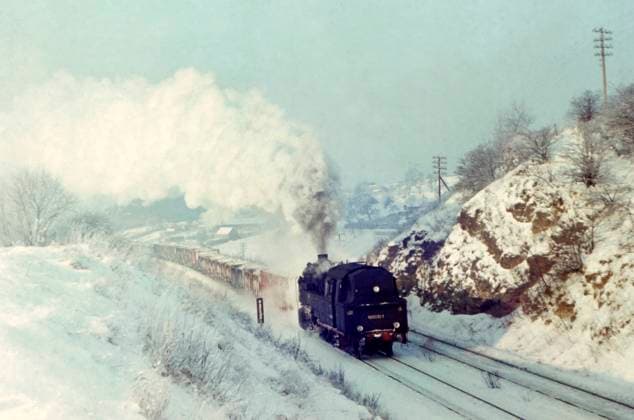Güterzug Tenderlok 95 0032-3 mit schweren Güterzug auf der Rampe vor dem Bahnhof Unterwellenborn im Januar 1979, Thüringen, Deutschland, Europa *** Freight train tender loco 95 0032 3 with heavy freight train on the ramp in front of Unterwellenborn station in January 1979, Thuringia, Germany, Europe 1049002778