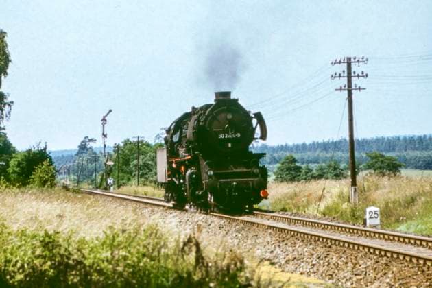 Güterzuglok 50 3704-9 bei einer Leerfahrt auf einer Bahnstrecke in Sachsen-Anhalt im Juni 1979, Sachsen-Anhalt, Deutschland, Europa *** Freight locomotive 50 3704 9 during an empty run on a railway line in Saxony Anhalt in June 1979, Saxony Anhalt, Germany, Europe 1049002781