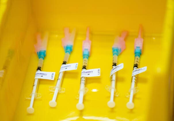 LEIDEN - De voorbereidingen voor het Pfizer-BioNtech vaccin in het LUMC. Verleners van acute zorg, zoals ambulancepersoneel en IC-medewerkers worden in diverse ziekenhuizen geprikt tegen het coronavirus. ANP BART MAAT Copyright: xHollandsexHoogtex xxANPx x426853051x