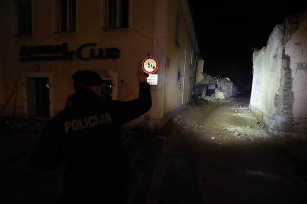 Bilder des Jahres 2021, News 01 Januar News Themen der Woche KW01 News Bilder des Tages PXL_Another 5.0 Earthquake Near Petrinja Another earthquake has struck near Petrinja , Croatia, Jan 6,2021.Croatia™s Seismological Survey registered an earthquake at 6.01 p.m. on Wednesday measuring 5.0 on the Richter scale with the epicentre near Petrinja, 45 km southeast of Zagreb. The tremor was felt in central Croatia, including in the capital Zagreb and in neighbouring countries.A new earthquake caused new damage in the area of Petrinja SanjinxStrukic PIXSELL