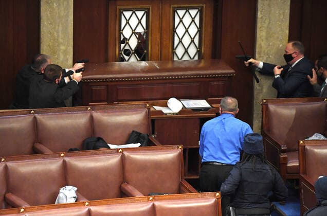Bilder des Jahres 2021, News 01 Januar News Themen der Woche KW01 News Bilder des Tages Law enforcement officers point their weapons as protestors attempt break into the House chambers at the U.S. Capitol during a joint session of Congress in Washington, DC on Wednesday, January 6, 2021.  WAP20210106768 PATxBENIC
