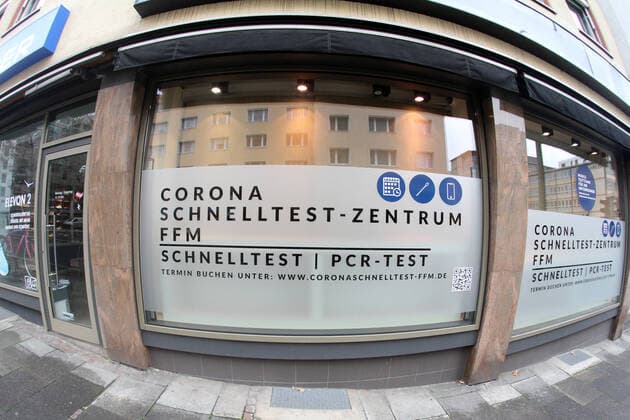 Ein wegen des Lockdown s geschlossenes Einzelhandelsgeschäft in der Innenstadt von Frankfurt wurde in ein Corona PCR Schnelltest Zentrum umgewandelt, Hessen, Deutschland