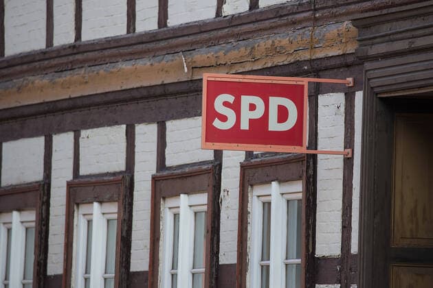 Wernigerode, Deutschland 14. 15. Oktober 2019: Firmenlogos - Einkaufstaschen - Wernigerode - Oktober 2019 SPD vor broeckelndem Fachwerk, Logo, Schild, Schriftzug, Feature Symbol Symbolfoto charakteristisch Detail Oberharz Sachsen-Anhalt Copyright: xFotostandx xGelhotx