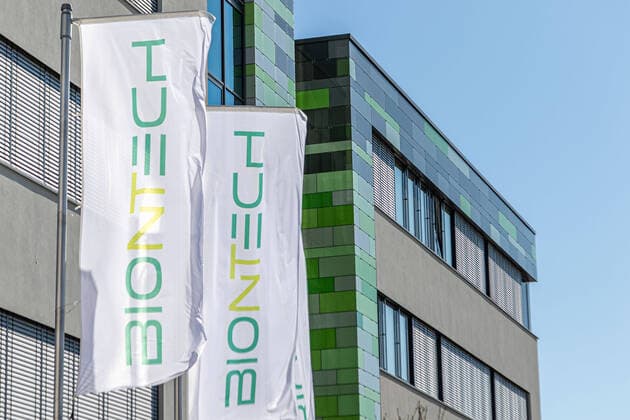 Mainz, Deutschland 22. Maerz 2020: 22.03.2020 BioNTech AG, Flaggen am Firmengebaeude, Fahnen mit Firmen-Logo, An der Goldgrube, quer, querformat, Feature Symbol Symbolfoto charakteristisch Detail Hessen Copyright: xFotostandx xRacochax