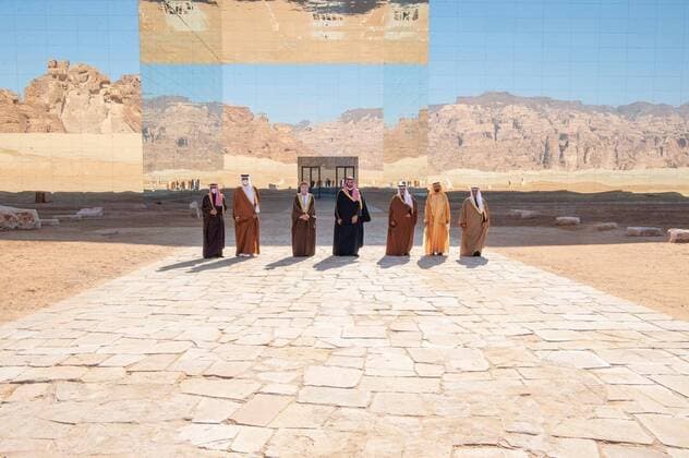 Bilder des Jahres 2021, News 01 Januar News Themen der Woche KW01 (210107) -- BEIJING, Jan. 7, 2021 -- Leaders of the Gulf Cooperation Council (GCC) pose for a group photo in Al-Ula, Saudi Arabia, Jan. 5, 2021. Saudi Arabian Foreign Minister Prince Faisal bin Farhan on Tuesday hailed end of the Gulf crisis with Qatar as a new chapter for the Gulf s security and stability. The Al-Ula Declaration signed on Tuesday at the GCC summit, held in the Saudi city Al-Ula, ended the dispute of the Saudi-led Arab camp with Qatar, the Saudi top diplomat was quoted by Al Arabiya TV as saying. ( Handout via Xinhua) XINHUA PHOTOS OF THE DAY SaudixPressxAgency 
