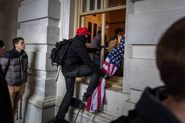 Pro-Trump Supporters Breach The US Capitol Building Protester breach the U.S. Capitol building. On January 6, 2021, Pro-Trump supporters and far-right forces flooded Washington DC to protest Trump s election loss. Hundreds breached the U.S. Capitol Building, aproximately 13 were arrested and one protester was killed. Washington DC District of Columbia United States Copyright: MichaelxNigro