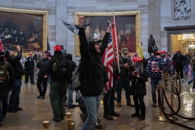 Bilder des Jahres 2021, News 01 Januar Pro-Trump Supporters Breach The US Capitol Building Pro-Trump protesters inside the US Capitol building. On January 6, 2021, Pro-Trump supporters and far-right forces flooded Washington DC to protest Trump s election loss. Hundreds breached the U.S. Capitol Building, aproximately 13 were arrested and one protester was killed. Washington DC District of Columbia United States Copyright: MichaelxNigro