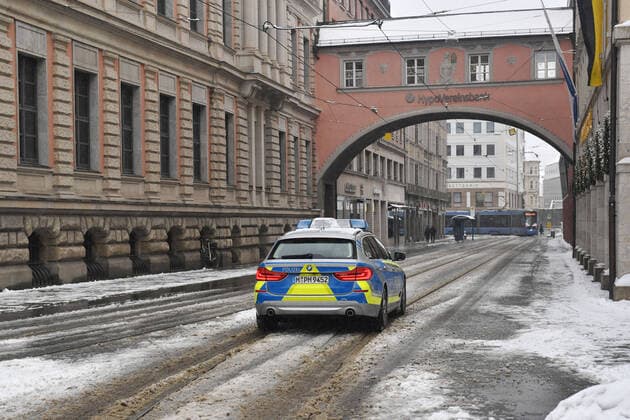 Themenbild Winter in der Coronavirus Pandemie. Verlaengerung Lockdown bis 31.Januar 2021, Polizeiauto faehrt durch die Maffeistrasse in Muenchen am 06.01.2021. Leere Strassen und Plaetze,Fussgaengerzone in Muenchen. Poliei,Polizeikontrolle,