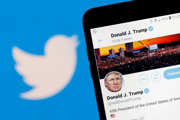 Der Twitter-Account von US-Präsident Donald J. Trump auf einem Handy vor einem Bildschirm mit einem Twitter-Logo. Da Trump wiederholt auf Twitter ohne Beweise seine Betrugsvorwürfe bezüglich der US-Wahl äußerte und seine Anhänger in Schutz nahm, die ins US-Kapitol eindrangen, sperrte Twitter erstmals seinen Account. (Themenbild, Symbolbild) Köln, 07.01.2021 *** US President Donald J Trumps Twitter account on a mobile phone in front of a screen with a Twitter logo As Trump repeatedly voiced his allegations of fraud on Twitter regarding the US election without evidence and defended his supporters who invaded the US Capitol, Twitter for the first time suspended his account Topic Image, Symbol Image Cologne, 07 01 2021 Foto:xC.xHardtx xFuturexImage