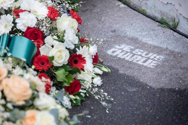 07 01 2021 - France Paris. des gerbes de fleurs sont deposees lors de la Ceremonie en hommage aux victimes de l attaque contre la redaction du journal satirique Charlie Hebdo. *** Local Caption *** attentat ceremonie charlie charlie hebdo commemoration fleurs gerbes graf graffiti hommage je suis charlie pochoir tag terrorisme vitctimes NEWS : Commemoration de l attentat contre Charlie Hebdo - Paris - 07 01 2021 Pool Panoramic  REA_292462