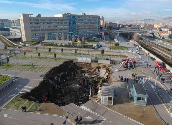 Bilder des Jahres 2021, News 01 Januar News Themen der Woche KW01 Naples, a huge chasm this morning in the parking area of the Sea Hospital in Ponticelli, the Covid residence is evacuated.  Copyright: xSalvatorexLaportax xIPAx xKontrolabx