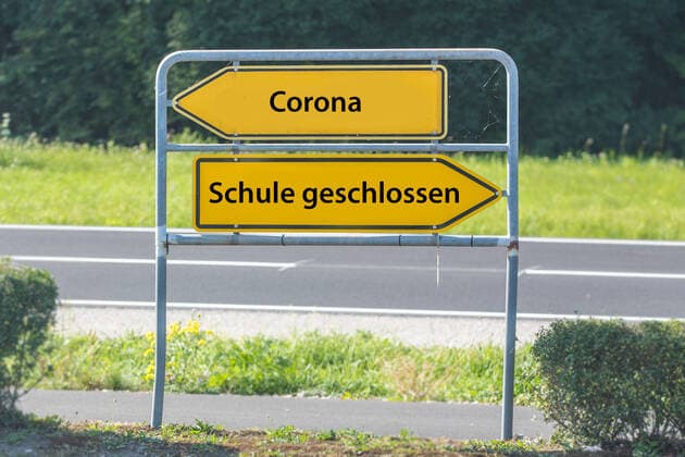 Nuernberg, Deutschland 21. September 2020: Symbolbilder - 2020 - Corona, Schule geschlossen ,Verkehrsschild, Bildmontage, verboten, gestrichen, beendet, Ende, Feature Symbol Symbolfoto charakteristisch Detail Bayern Copyright: xFotostandx xK.xSchmittx