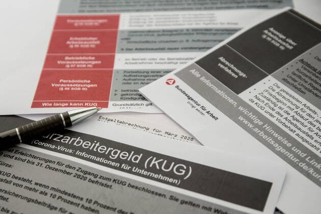 Bamberg, Deutschland 07. April 2020: Symbolbilder - Coronavirus - 07.04.2020 Coronavirus Corona Covid 19 Virus Kurzarbeit Kurzarbeitergeld Beantragung Hilfe Arbeitsagentur fuer Arbeit Staat Finanzhilfe Insolvend Insolvenz Beratung Formular Antrag Antrag ausfuellen Entgeldabrechnung Maerz 2020 Lohnabrechnung Steuer Bayern *** Bamberg, Germany 07 April 2020 symbol pictures coronavirus 07 04 2020 coronavirus corona covid 19 virus short-time work short-time work allowance application help employment agency for work state financial help insolvency insolvency advice form request application fill out pay statement march 2020 pay statement tax Bavaria Copyright: xFotostandx xSchmittx