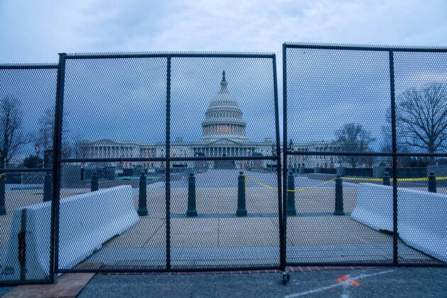 Bilder des Jahres 2021, News 01 Januar News Themen der Woche KW01 News Bilder des Tages Security is underway for the upcoming Inauguration for President Joe Biden and VP Kamala Harris at the U.S. Capitol in Washington, DC on Friday, January 8, 2021. Just two days ago Pro-Trump mobs breached the security perimeter and penetrated the U.S. Capitol.  WAP20210108504 KenxCedeno