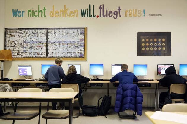 06.01.2021, Berlin - Deutschland. Einige Schulen sind für das digitale Lernen gut aufgestellt.
