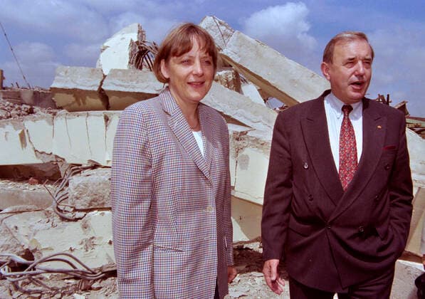 Angela Merkel Bitterfeld, DEU, 09.07.1997 - Bundesumweltministerin Angela Merkel besucht mit dem Chef der Bundesagentur fuer Arbeit Bernhard Jagoda eine ehemalige Chemiefabrik. Bitterfeld Sachsen-Anhalt Deutschland *** Angela Merkel Bitterfeld, DEU, 09 07 1997 Federal Environment Minister Angela Merkel visits a former chemical factory in Bitterfeld Saxony Anhalt Germany with the head of the Federal Employment Agency Bernhard Jagoda