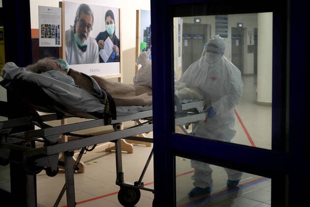 January 8, 2021, Lisbon, Portugal: A COVID-19 patient is carried on a stretcher by an healthcare worker at the Curry Cabral Hospital in Lisbon, Portugal, on January 8, 2021. Portugal reported today a record 10,176 new COVID-19 cases and 118 deaths in 24 hours, the highest daily figures since the beginning of the pandemic, according to the national health authority Lisbon Portugal - ZUMAf123 20210108_zap_f123_003 Copyright: xPedroxFiuzax