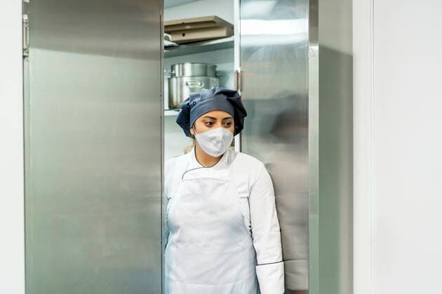 cook in her restaurant coming out of the kitchen Madrid, Community of Madrid, Spain CR_IVAR210108B-597575-01 ,model released, Symbolfoto
