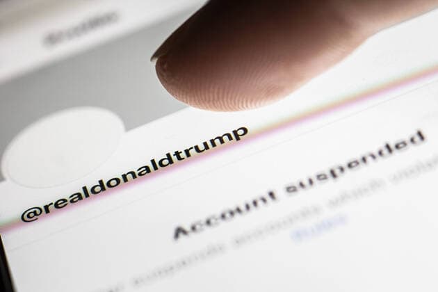 Eine Person tippt auf den gesperrten Twitter-Account von Donald Trump, Praesident der Vereinigten Staaten von Amerika, aufgenommen in Berlin, 09.01.2021. Twitter sperrte den Account infolge der Ausschreitungen am Kapitol in Washington und dem Risiko zur weiteren Anstiftung von Gewalt. Berlin Deutschland *** A person taps on the suspended Twitter account of Donald Trump, President of the United States of America, taken in Berlin, 09 01 2021 Twitter suspended the account as a result of the riots at the Capitol in Washington and the risk of further inciting violence Berlin Germany Copyright: xFlorianxGaertner photothek.dex