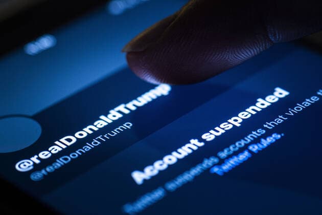 Eine Person tippt auf den gesperrten Twitter-Account von Donald Trump, Praesident der Vereinigten Staaten von Amerika, aufgenommen in Berlin, 09.01.2021. Twitter sperrte den Account infolge der Ausschreitungen am Kapitol in Washington und dem Risiko zur weiteren Anstiftung von Gewalt. Berlin Deutschland *** A person taps on the suspended Twitter account of Donald Trump, President of the United States of America, taken in Berlin, 09 01 2021 Twitter suspended the account as a result of the riots at the Capitol in Washington and the risk of further inciting violence Berlin Germany Copyright: xFlorianxGaertner photothek.dex