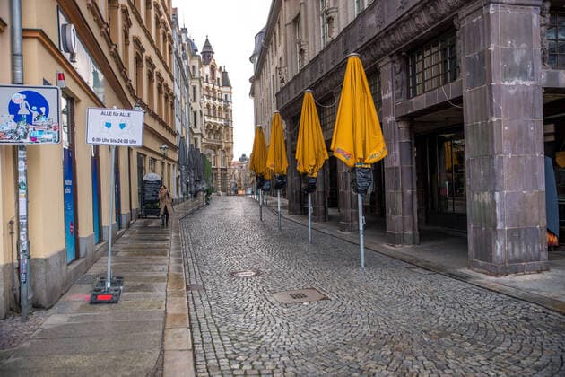 Leipzig im Lockdown. Zahlreiche Menschen kaufen auf dem Wochenmarkt Lebensmittel ein.