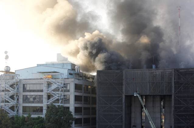 View of a smoke column over the Metro control offices in Mexico City, Mexico, 09 January 2020. A fire in Metro system control headquarters has left one person dead and six Metro lines out of service. Thirty workers have received medical treatment for intoxication. Fire at the Metro control offices causes death to a worker and six lines out of service !ACHTUNG: NUR REDAKTIONELLE NUTZUNG!  Copyright: xJosexPazosx MEX3138 20210109-637458203078453652