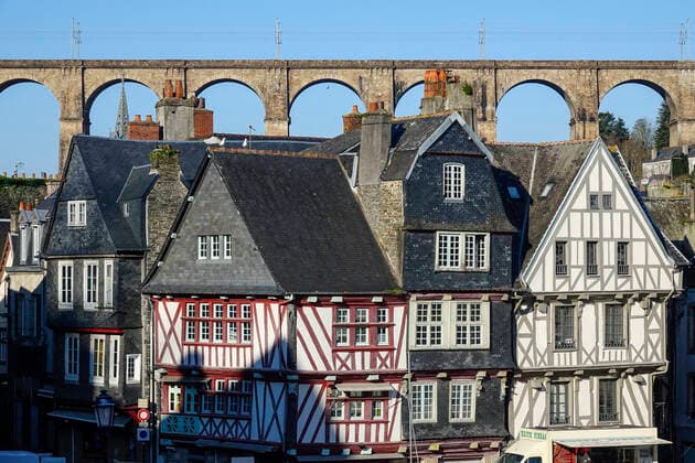 alte Fachwerkhäuser an der Place Alende, hinten Viadukt der Bahnlinie Paris-Brest, Morlaix Montroulez, Departement Finistere Penn Ar Bed, Region Bretagne Breizh, Frankreich
