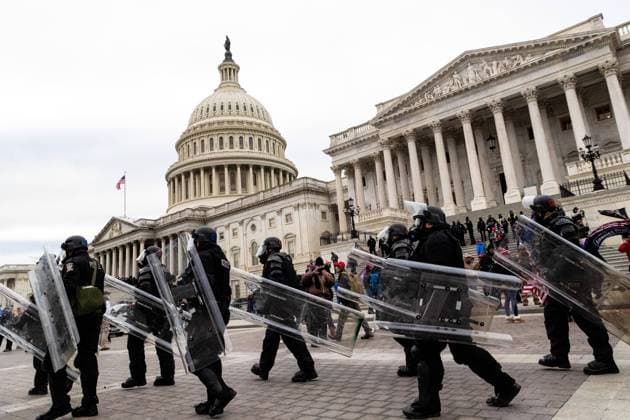 Demonstrant enund Anhänger von US-Präsident Donald Trump demonstrieren vor dem US-Kapitol 06.01.2021, Kapitol der Vereinigten Staaten, Washington, D.C, , im Bild Demonstrant und Anhänger von US-Präsident Donald Trump am Mittwoch (06.01.2021) vor dem Kapitol der Vereinigten Staaten von Amerika - Mit Baseballschlägern, Schutzschilden und Helmen ausgestattet stürmen Trump-Anhänger das US-Kapitolgebäude. Unter Ihnen waren auch Anhänger der rechten QAnon-Verschwörungstheorie. *** Protesters and supporters of US President Donald Trump demonstrate outside the US Capitol 06 01 2021, United States Capitol, Washington, D C, , pictured Protesters and supporters of US President Donald Trump storm the US Capitol building equipped nordphotoxDavid Alonso nph00069