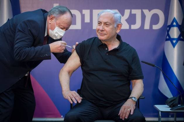 Bilder des Jahres 2021, News 01 Januar News Themen der Woche KW01 (210110) -- JERUSALEM, Jan. 10, 2021 -- Israeli Prime Minister Benjamin Netanyahu receives second dose of COVID-19 vaccine in central Israeli city of Ramat Gan on Jan. 9, 2021. Three weeks after receiving the first dose of the COVID-19 vaccination, Israeli Prime Minister Benjamin Netanyahu received the second dosage of the vaccine at Sheba Medical Center in Tel Aviv on Saturday evening. (Miriam Alster JINI via Xinhua) ISRAEL-RAMAT GAN-PRIME MINISTER-COVID-19-VACCINE ShangxHao 
