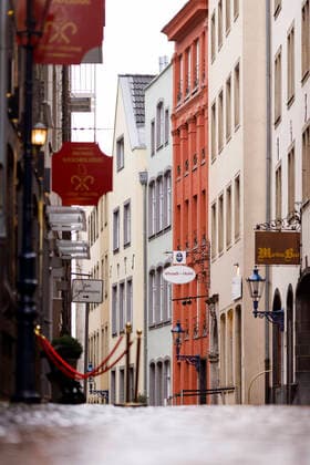 Der Lockdown aufgrund der Coronakrise trifft die Kneipen, Restaurants und Hotels in der Kölner Altstadt hart. Im Bild die menschenleere Lintgasse. (Themenbild, Symbolbild) Köln, 10.01.2021