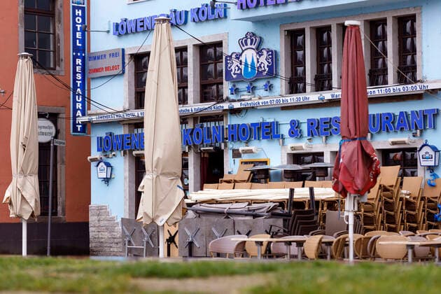 Der Lockdown aufgrund der Coronakrise trifft die Kneipen, Restaurants und Hotels in der Kölner Altstadt hart. Im Bild ein Hotel Restaurant am Rheinufer. (Themenbild, Symbolbild) Köln, 10.01.2021