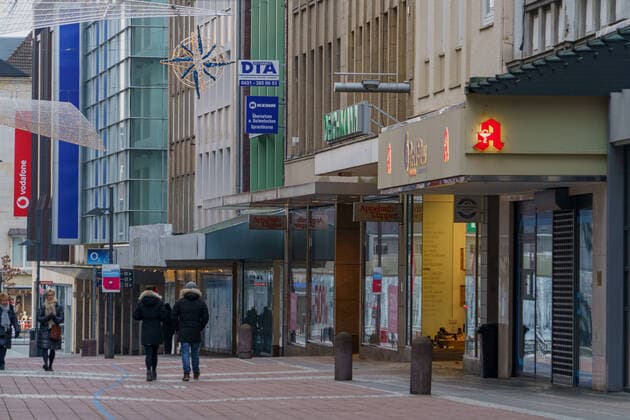 Kieler Innenstadt während des Corona-Lockdowns im Januar 2021 weitgehend leere Straßen -;Kieler Innenstadt während des Corona-Lockdowns im Januar 2021 weitgehend leere Straßen -, Kiel Schleswig-Holstein Deutschland Innenstadt