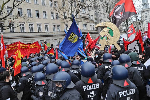 Bilder des Jahres 2021, News 01 Januar News Themen der Woche KW01 News Bilder des Tages Luxemburg und Liebknecht Demonstration 10.1.2021 Polizei versammelt sich unter FDJ-Flagge und Hammer und Sichel in Gold Berlin Berlin GER *** Luxemburg and Liebknecht demonstration 10 1 2021 police gather under FDJ flag and hammer and sickle in gold Berlin Berlin GER