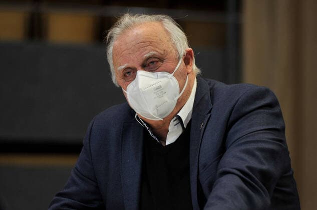 Sondersitzung des Saarländischen Landtages am Freitag (08.01.2021) in der Saarlandhalle in Saarbrücken. Im Mittelpunkt steht die Debatte über die verschärften Maßnahmen zur Eindämmung der Pandemie. Einige Mitglieder des Landtages nehmen an der Sitzung nicht teil, da es einen bestätigten Fall einer COVID-19-Erkrankung unter den Mitgliedern des Sozial- und Gesundheitsausschusses gibt. Im Bild: Innenminister Klaus Bouillon (CDU).