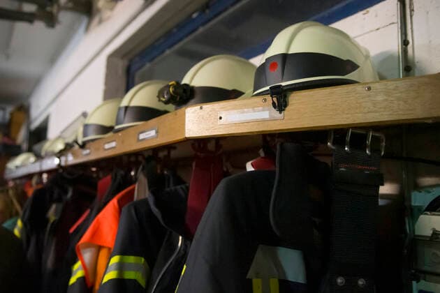IMAGO Creative: Zivildienst und ehrenamtliches Engagement Protective workwear of volunteer fire brigade CHPF00690