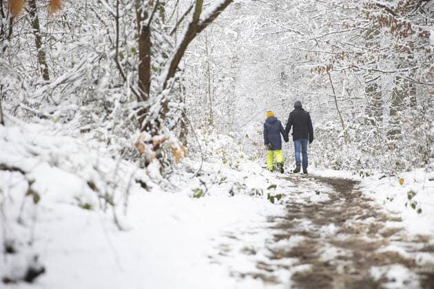 Vater und Tochter gehen im Schnee spazieren. Hand in Hand. Bonn Deutschland *** Father and daughter walking in the snow hand in hand Bonn Germany Copyright: xUtexGrabowsky photothek.netx
