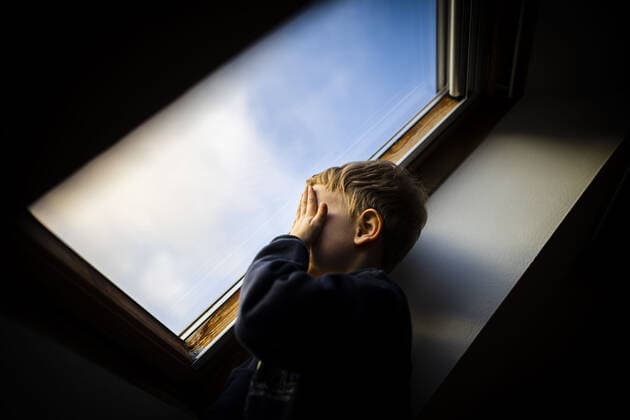 Symbolfoto zum Thema psychische Belastung von Kindern im Lockdown waehrend der Corona Pandemie. Ein kleiner Junge steht am Fenster und haelt sich die Haende vor sein Gesicht. Berlin, 10.01.2021 Berlin Deutschland *** Symbol photo on the subject of psychological stress on children in the lockdown during the Corona pandemic A little boy stands at the window and holds his hands in front of his face Berlin, 10 01 2021 Berlin Germany Copyright: xThomasxTrutschel photothek.dex