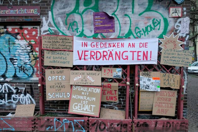 Protest gegen Miethaie und Verdrängung, Gentrifizierung, Mietwucher, Mietsteigerung in Nordneukoelln am Reuterplatz , Berlin Protest gegen Miethaie und Verdrängung, Gentrifizierung, Mietwucher, Mietsteigerung in Nordneukoelln am Reuterplatz , Berlin *** Protest against rent sharks and displacement, gentrification, rent usury, rent increase in Nordneukoelln at Reuterplatz , Berlin Protest against rent sharks and displacement, gentrification, rent usury, rent increase in Nordneukoelln at Reuterplatz , Berlin