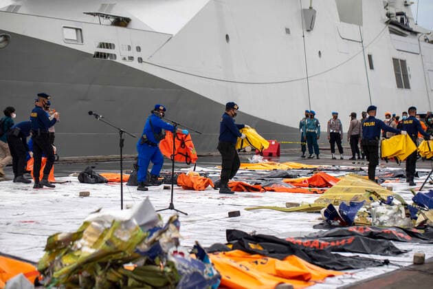 Bilder des Jahres 2021, News 01 Januar News Themen der Woche KW02 News Bilder des Tages January 12, 2021, Jakarta, jakarta, Indonesia: Jakarta, Indonesia, 12 January 2021 : Dead Bodies and Derbis retrieved from the sea at Port Tanjung Priok. Jakarta Indonesia - ZUMAh128 20210112_zap_h128_024 Copyright: xDonalxHusnix