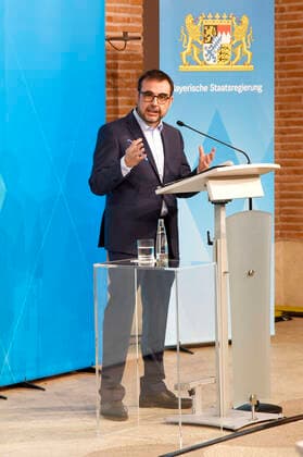 Klaus Holetschek bei der Pressekonferenz zu den aktuellen Entwicklungen der Corona-Pandemie und Verschärfung der Maßnahmen zu deren Eindämmung im Freistaat Bayern im Prinz-Carl-Palais. München, 12.01.2021