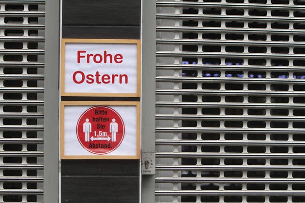 (FOTOMONTAGE) Schild mit Aufschrift geschlossen bis Ostern an einem mit Rolltor verschlossenen Geschäfts in der Innenstadt von Frankfurt, Hessen, Deutschland