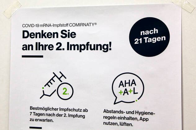 In Löbau haben am Montag die stationären Impfungen gegen das Corona-Virus im Impfzentrum Landkreis Görlitz in der Messehalle Löbau begonnen. Da noch nicht genügend Impfstoff vorhanden ist, wird in der ersten Woche nur medizinisches Personal oder Mitarbeiter von Pflegediensten geimpft. Löbau, 12.01.2021