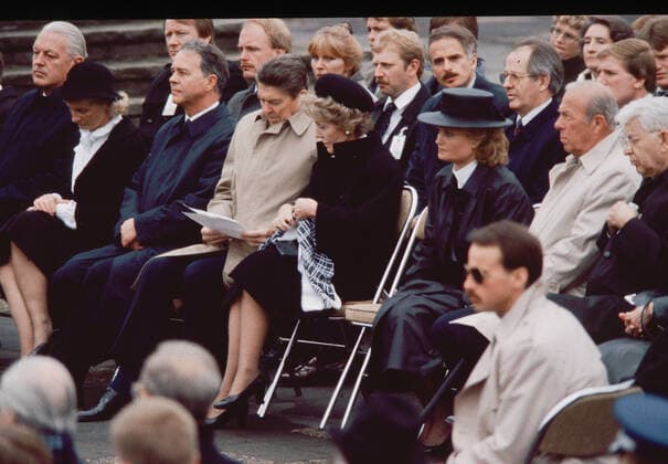 KZ, Konzentrationslager Bergen-Belsen, Am Morgen des 5. Mai 1985, besuchten Helmut und Hannelore Kohl sowie Ronald und Nancy Reagan Bergen-Belsen. Dort gedachten sie an den Massengräbern der Opfer des Nationalsozialismus. In seiner Ansprache erklärte Reagan, ein Vergessen dürfe es nicht geben, Ministerpräsident Ernst Albrecht, *** Concentration camp Bergen Belsen, On the morning of May 5, 1985, Helmut and Hannelore Kohl and Ronald and Nancy Reagan visited Bergen Belsen, where they commemorated the victims of National Socialism at the mass graves. In his speech, Reagan declared that there must be no forgetting, Prime Minister Ernst Albrecht,
