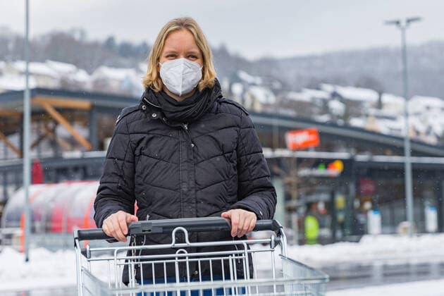 13.01.2021, FFP2-Maskenpflicht in Bayern ab dem 18.01.2021 Ab dem kommenden Montag gilt in Bayern in Bussen, Bahnen sowie im Einzelhandel die Pflicht eine FFP2 Maske zu tragen. Die bisherigen Mund-Nasen-Behelfsmasken hätten laut dem Bayerischen Ministerpräsidenten Dr. Markus Söder keine ausreichende Wirkung, da diese nur den gegenüber schützen. Bad Brückenau Tegut Sinnflut Bayern Deutschland