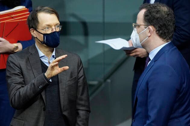 Deutscher Bundestag 203. Sitzung, Plenum und Debatte Aktuell, 13.01.2021, Berlin, Jens Spahn und Karl Lauterbach im Dialog und Austausch neben der Regierungsbank bei der 203. Sitzung des Deutschen Bundestag in Berlin Berlin Berlin Deutschland