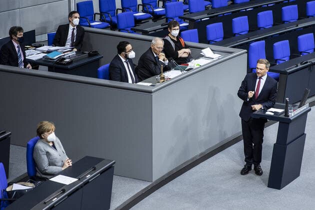 Christian Lindner (R), FDP Parteivorsitzender, und Angela Merkel (L), Bundeskanzlerin, aufgenommen waehrend einer Debatte im Deutschen Bundestag zum Impfbeginn in Deutschland und Europa in Berlin, 13.01.2021. Berlin Deutschland